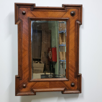 Zrcadlo v dřevěném rámu