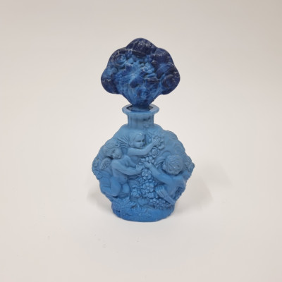 Modrý flakon,figurální motiv