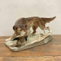Lovecký pes s kořistí, porcelánová soška Royal Dux