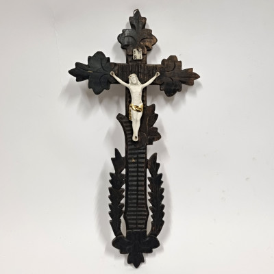 Dřevěný kříž s porcelánovým Ježíšem
