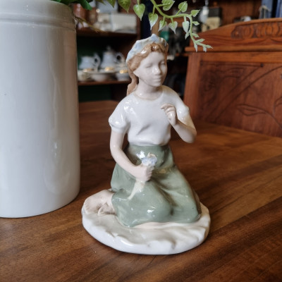 Dívka, Royal dux, keramika