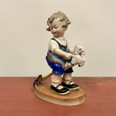 Chlapeček na koníku, figurální porcelánová soška