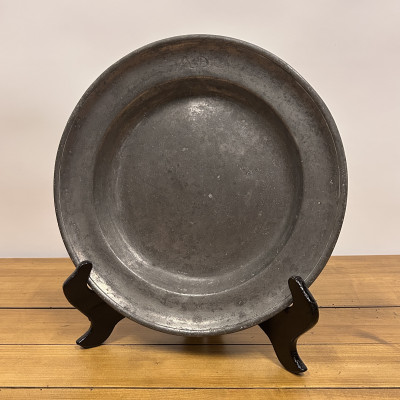 Cínový talíř s monogramem AB, průměr 29cm