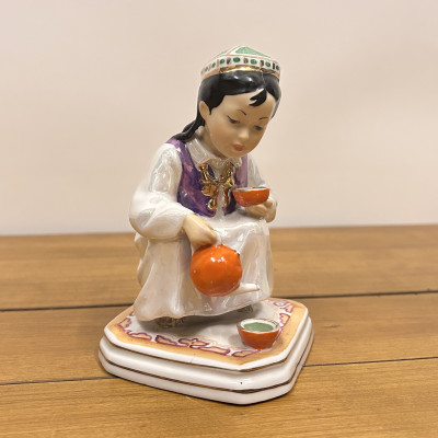 Porcelánová soška Uzbecká dívka s konvičkou, Dulevo