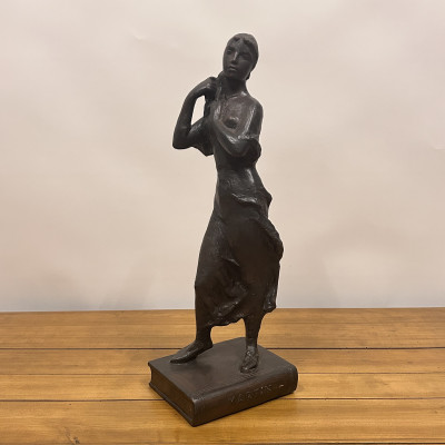 Figurální soška dívky stojící na knize Martin