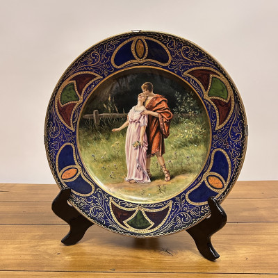 Dekorativní porcelánový talíř s malbou – romantická scéna