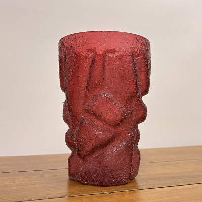 Fialová skleněná váza s plastickým dekorem