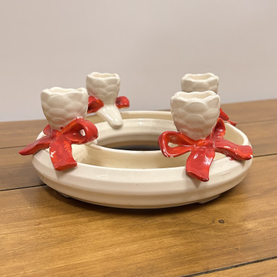 Keramický adventní svícen se čtyřmi svícny a červenými...