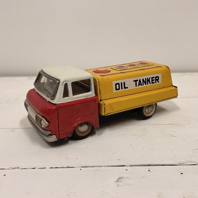 Plechová hračka na setrvačník, auto cisterna OIL TANKER...