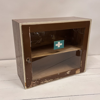 Dřevěná skříňka lékárnička - lékárna