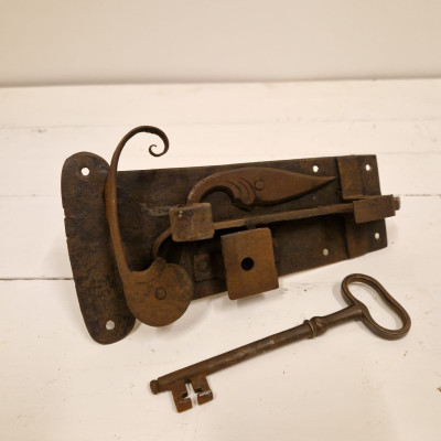 Starožitný kovaný zámek na dveře s klíčem