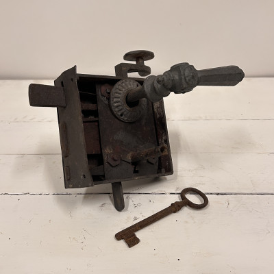 Starožitný kovaný dveřní zámek, tzv. krabicový