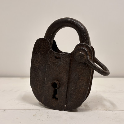 Starožitný kovaný visací zámek