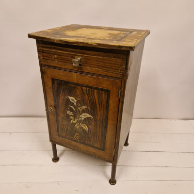 Kovový noční stolek