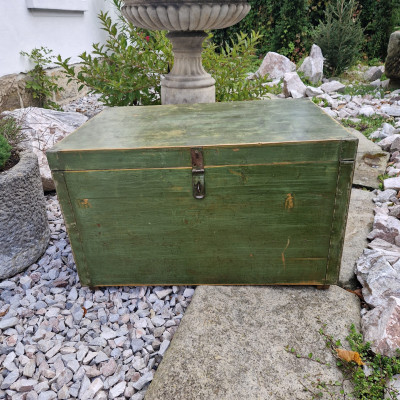 Dřevěná bedna v zelené patině