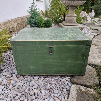 Dřevěná bedna v zelené patině