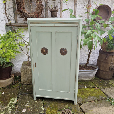 Potravinová skříňka, špajzka v zelené patině