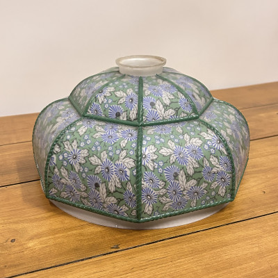 Skleněné stínidlo s květinovým vzorem