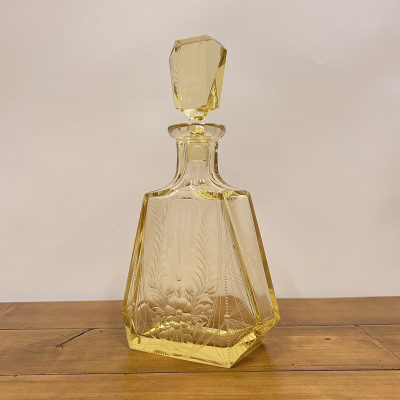 Skleněná karafa s květinovým rytím v.27,5cm