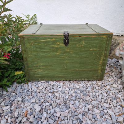 Dřevěná bedna v zelené patině