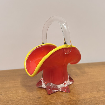 Skleněný dekorativní košíček – červený se žlutým lemem