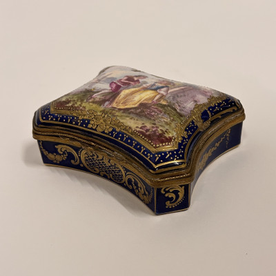 Porcelánová dóza - šperkovnice, signováno Sevres