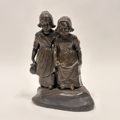 Keramické sousoší vesnických dívek, značeno