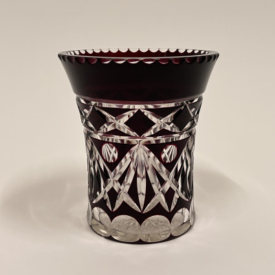 Rubínová skleněná váza