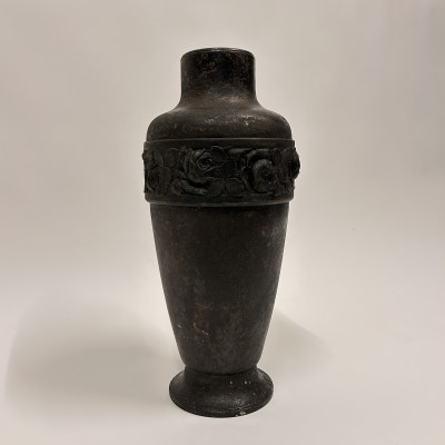 Kovová váza s plastickým vzorem, výška 48cm