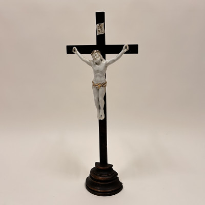 Dřevěný kříž s porcelánovým Ježíšem INRI