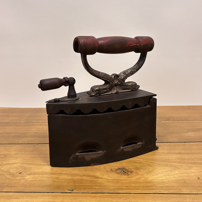 Starožitná žehlička na uhlí Filakovo 3