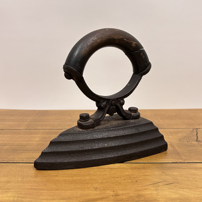 Starožitná žehlička na prádlo