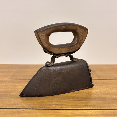 Žehlička s dřevěnou rukojetí