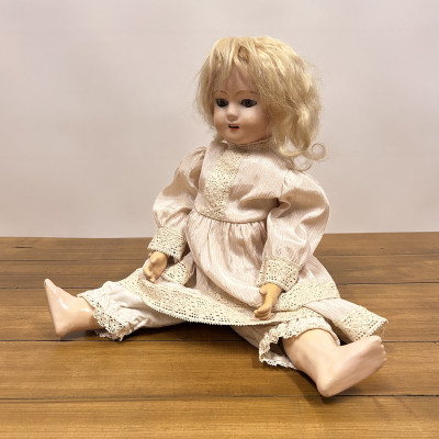 Starožitná mrkací panenka