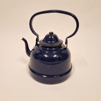 Velká modrá smaltovaná konev