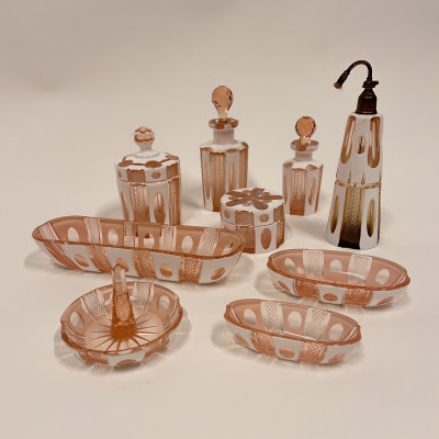 Růžový toaletní set z opálového skla