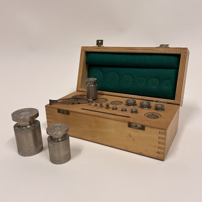 Lékárnické závaží Chirana v dřevěné krabičce