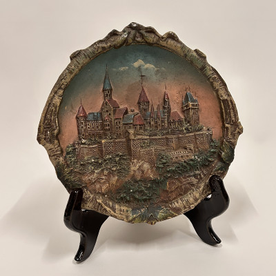 Dekorativní plastický talíř s motivem hradu
