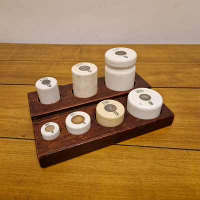 Lékárenské závaží v dřevěném stojánku