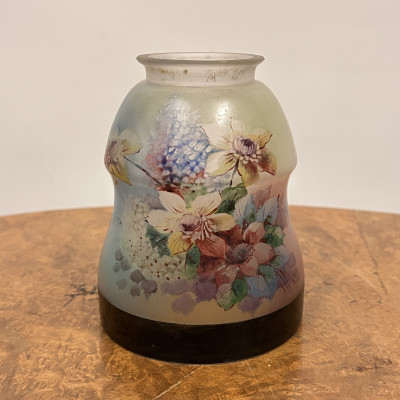 Skleněné stínidlo s květinovým vzorem