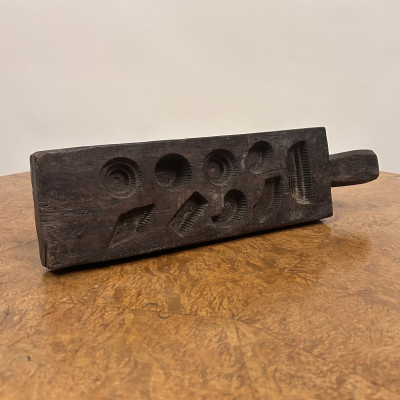 Starožitná dřevěná vyřezávaná forma na cukrovinky