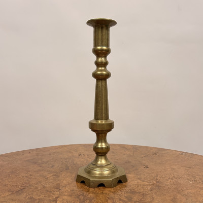 Masivní mosazný svícen