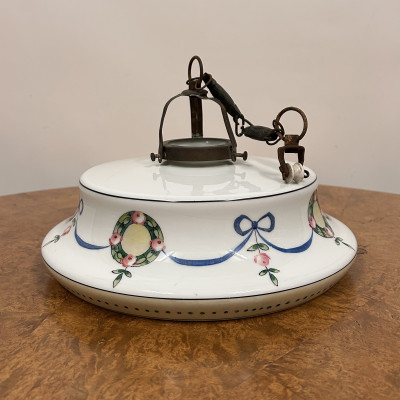 Lustr se skleněným stínidlem s ručně malovaným dekorem...