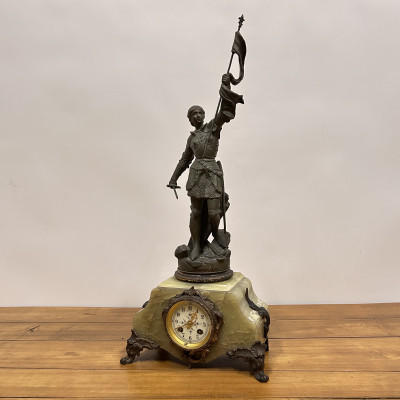 Mramorové hodiny s bronzovou soškou Johanky z Arku, Berthoz