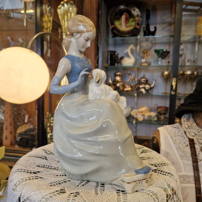 Porcelánová figurální soška Dívka s psíkem, Royal Dux...