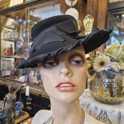 Dámský černý klobouk s ozdobou