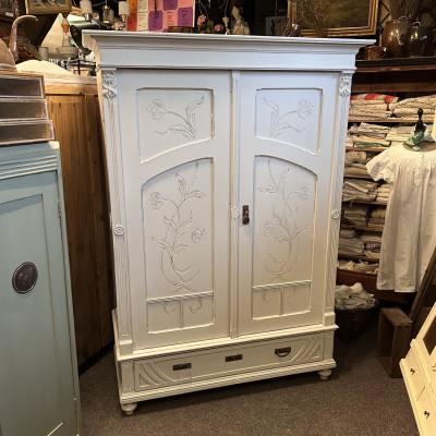 Zdobená šatní skříň v bílé patině