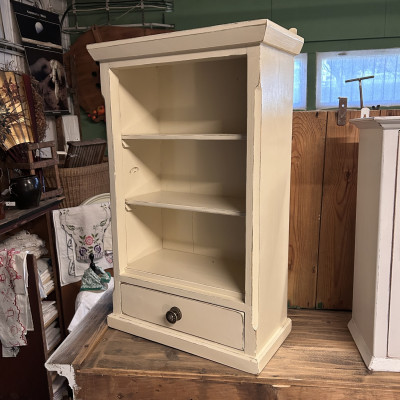 Dřevěná závěsná skříňka s šuplíkem