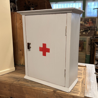 Závěsná skříňka - lékárnička