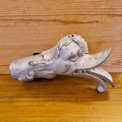 Starožitný kovový chrlič drak